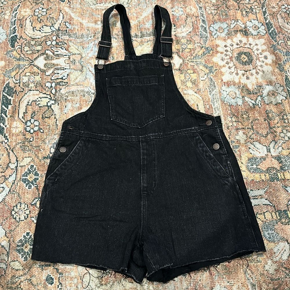Universal Thread Black denim overall shorts size 6